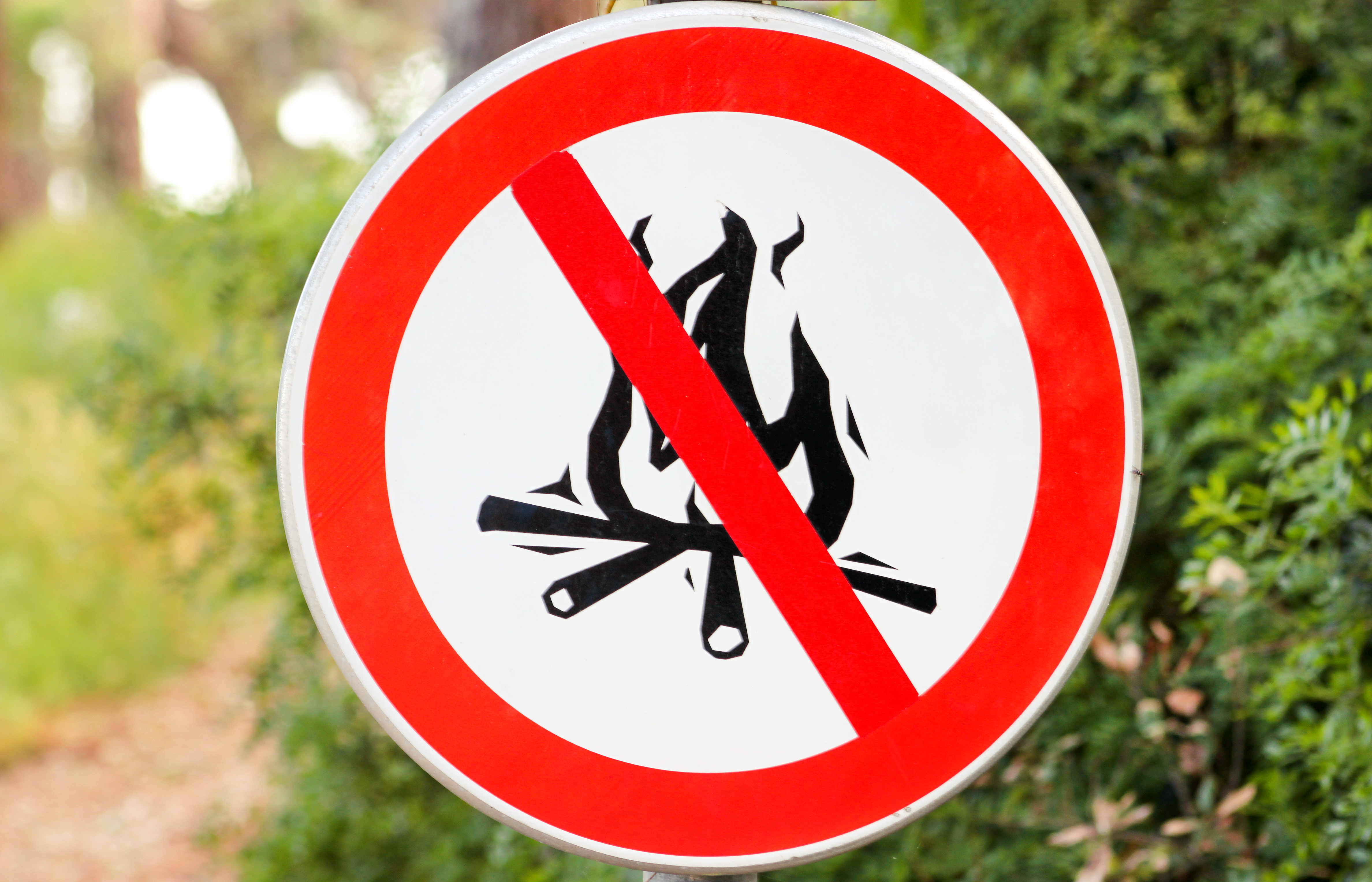 Sign or symbol no campfire, do not light a fire. No Campfires si